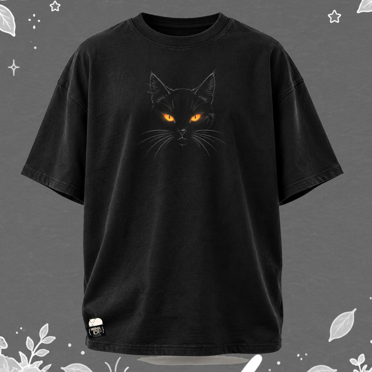 Camiseta negra HLWN con gato negro y ojos naranjas