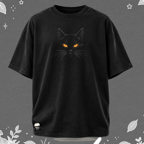 Camiseta negra HLWN con gato negro y ojos naranjas